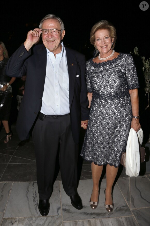 Le roi Constantin de Grèce et la reine Anne-Marie arrivent au Musée de l'Acropole d'Athènes le 17 septembre 2014 pour le dîner organisé à l'occasion de leurs 50 ans de mariage, à la veille de la fête des noces d'or au Yacht Club du Pirée.