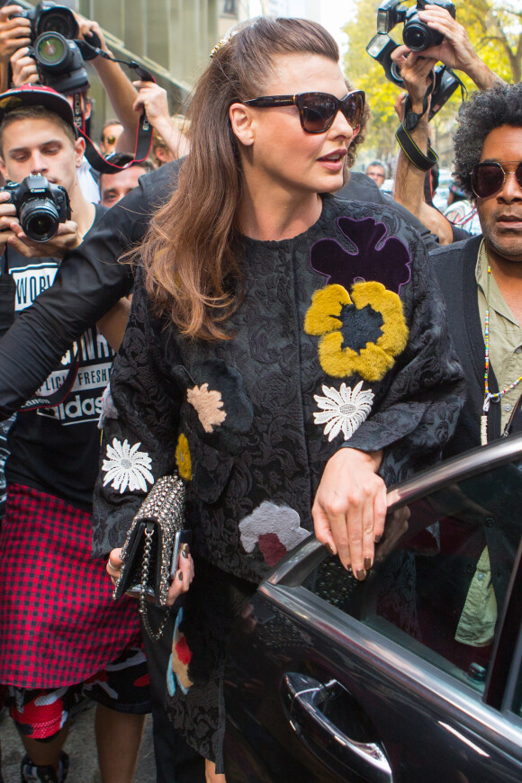 Linda Evangelista arrive au défilé Dolce & Gabbana printemps-été 2015. Milan, le 21 septembre 2014.