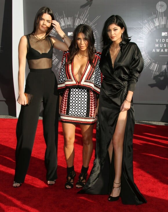 Kim Kardashian, Kendall Jenner et Kylie Jenner arrivant à la cérémonie des MTV Video Music Awards 2014 au Forum à Inglewood, le 24 août 2014.