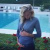 Paulina Gretzky, en couple avec Dustin Johnson, annonce sa grossesse sur Instagram le 24 septembre 2014.
