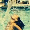Priscilla Betti : même en vacances dans une piscine, elle ne quitte pas son personnage de Flashdance
