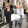 Les parents de Victoria Beckham, Anthony et Jackie Adams et sa soeur Louise Adams sortent de la nouvelle boutique Victoria Beckham, le jour de son ouverture, à Londres, le 24 septembre 2014.