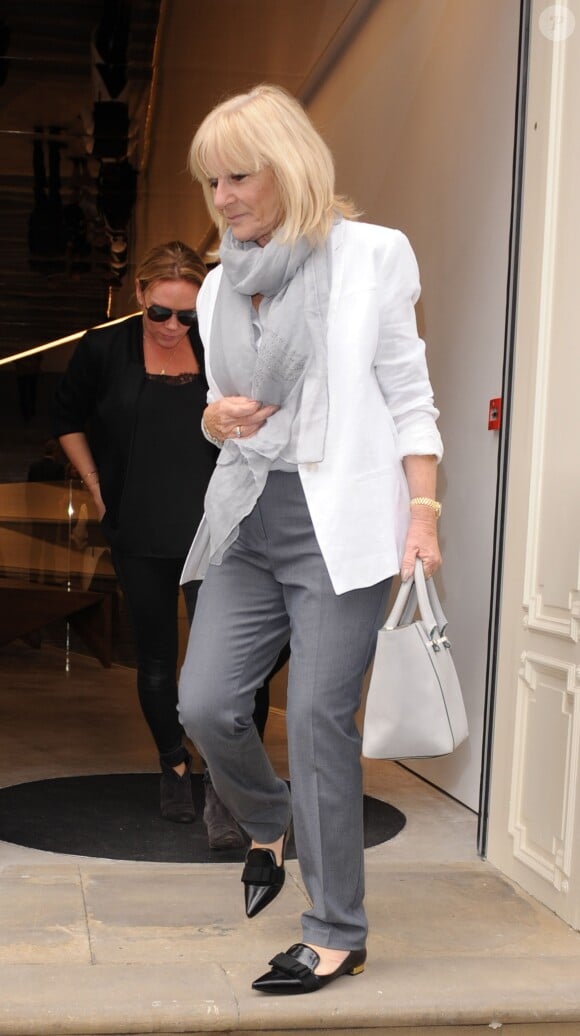 La mère de Victoria Beckham, Jackie Adams sort de la nouvelle boutique Victoria Beckham, le jour de son ouverture, à Londres, le 25 septembre 2014. 