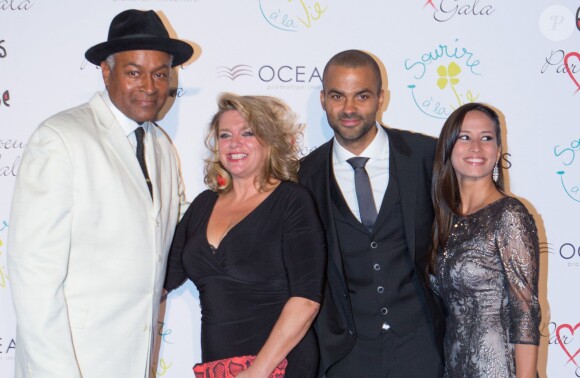Tony Parker avec ses parents (Tony et Pamela) et sa femme Axelle - 9éme édition du "Par Coeur Gala" à Lyon le 25 septembre 2014.