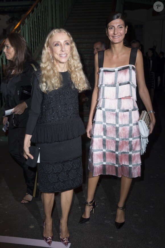 Franca Sozzani et Giovanna Battaglia lors du défile Givenchy printemps-été 2015 au lycée Carnot. Paris, le 28 septembre 2014.