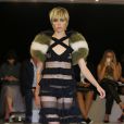 Edie Campbell défile pour Sonia Rykiel printemps-été 2015, à la boutique Sonia Rykiel du boulevard Saint-Germain. Paris, le 29 septembre 2014.
