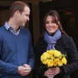  Kate Middleton avec le prince William à la sortie de l'hôpital King Edward VII à Londres le 6 décembre 2012, après avoir été traitée pour hyperémèse gravidique lors de sa première grossesse. 