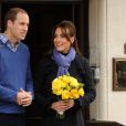  Kate Middleton et le prince William à la sortie de l'hôpital King Edward VII à Londres le 6 décembre 2012, après avoir été traitée pour hyperémèse gravidique lors de sa première grossesse. 