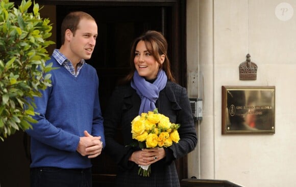 Kate Middleton et le prince William à la sortie de l'hôpital King Edward VII à Londres le 6 décembre 2012, après avoir été traitée pour hyperémèse gravidique lors de sa première grossesse.