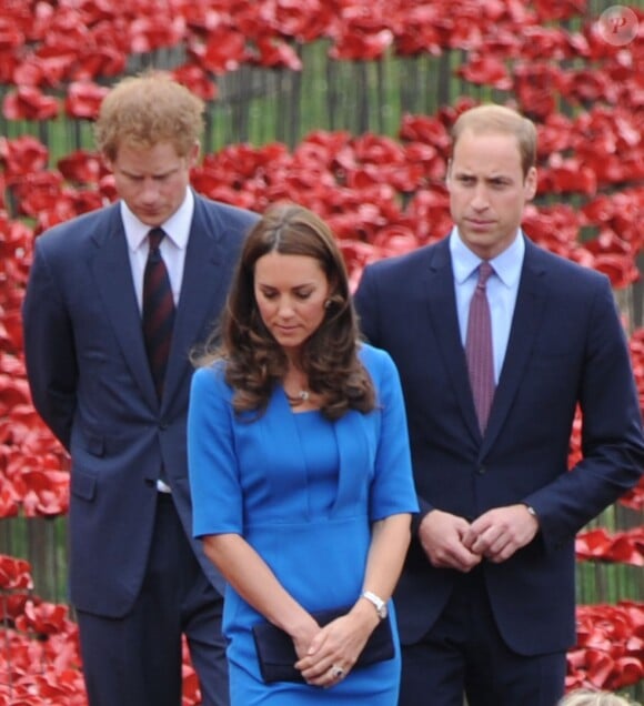 La duchesse Catherine de Cambridge avec les princes William et Harry à la Tour de Londres dans le cadre des commémorations du centenaire de la Première Guerre mondiale, le 5 août 2014. Sa dernière apparition officielle avant l'annonce, le 8 septembre, de sa grossesse et de son état de santé délicat.