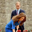  La duchesse Catherine de Cambridge avec le prince William à la Tour de Londres dans le cadre des commémorations du centenaire de la Première Guerre mondiale, le 5 août 2014. Sa dernière apparition officielle avant l'annonce, le 8 septembre, de sa grossesse et de son état de santé délicat. 