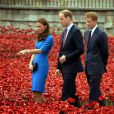  La duchesse Catherine de Cambridge avec les princes William et Harry à la Tour de Londres dans le cadre des commémorations du centenaire de la Première Guerre mondiale, le 5 août 2014. Sa dernière apparition officielle avant l'annonce, le 8 septembre, de sa grossesse et de son état de santé délicat. 
