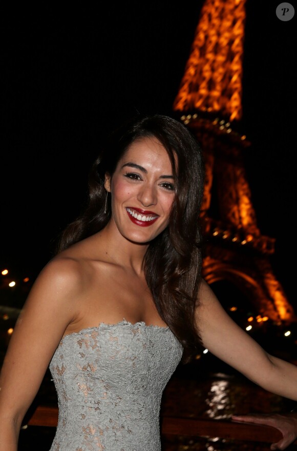 Sofia Essaïdi devant la Tour Eiffel lors de la soirée de lancement de l'album Forever Gentlemen 2 le 1er octobre 2014 à bord de la péniche Le Paris. Sortie du disque le 20 octobre.