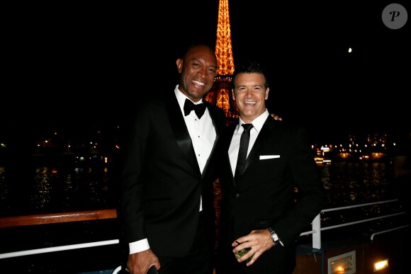 Bruce Johnson et Roch Voisine lors de la soirée de lancement de l'album Forever Gentlemen 2 le 1er octobre 2014 à bord de la péniche Le Paris, au pied de la Tour Eiffel. Sortie du disque le 20 octobre.