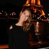 Camille Lou, ravissante lors de la soirée de lancement de l'album Forever Gentlemen 2 le 1er octobre 2014 à bord de la péniche Le Paris, au pied de la Tour Eiffel. Sortie du disque le 20 octobre.