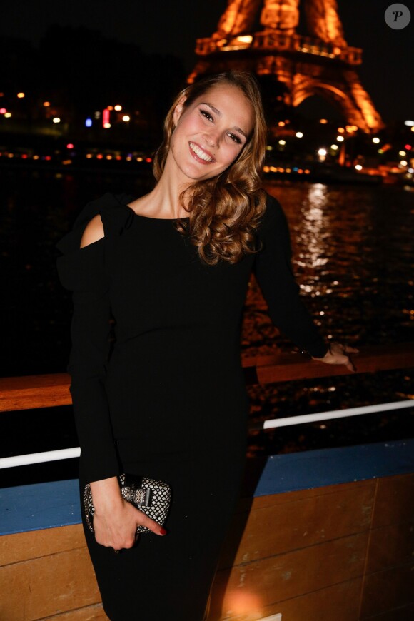 Camille Lou, ravissante lors de la soirée de lancement de l'album Forever Gentlemen 2 le 1er octobre 2014 à bord de la péniche Le Paris, au pied de la Tour Eiffel. Sortie du disque le 20 octobre.