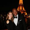 Camille Lou et Bruce Johnson lors de la soirée de lancement de l'album Forever Gentlemen 2 le 1er octobre 2014 à bord de la péniche Le Paris, au pied de la Tour Eiffel. Sortie du disque le 20 octobre.