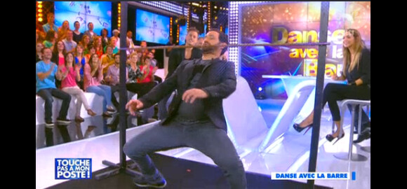 Cyril Hanouna s'essaie au limbo dans Touche pas à mon poste, le jeudi 2 octobre 2014 sur D8.