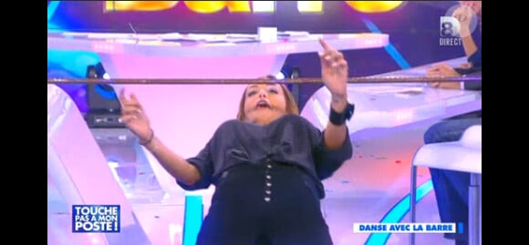 Nabilla s'essaie au limbo dans Touche pas à mon poste, le jeudi 2 octobre 2014 sur D8.