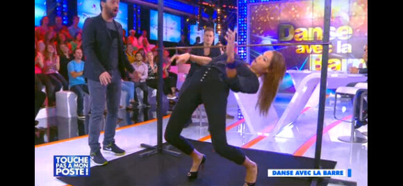 Nabilla s'essaie au limbo dans Touche pas à mon poste, le jeudi 2 octobre 2014 sur D8.