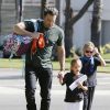 Ben Affleck avec ses filles Violet et Seraphina à Brentwood, Los Angeles, le 1er octobre 2014.