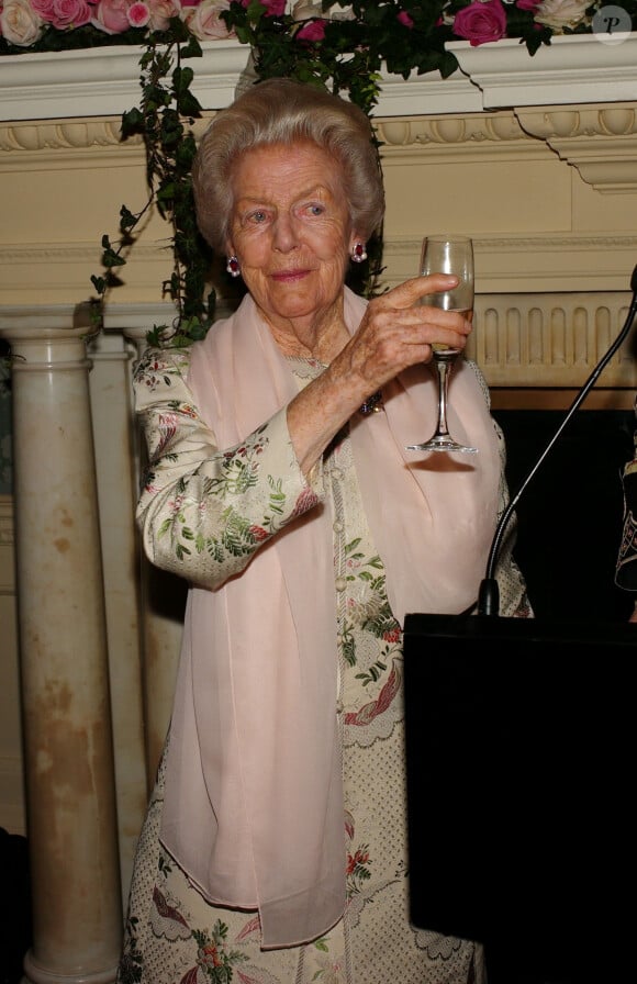 Deborah Cavendish (née Mitford), duchesse douairière du Devonshire, ici en mars 2010 à Londres, est décédée à 94 ans le 24 septembre 2014. Ses funérailles ont été célébrées le 2 octobre à Chatsworth.