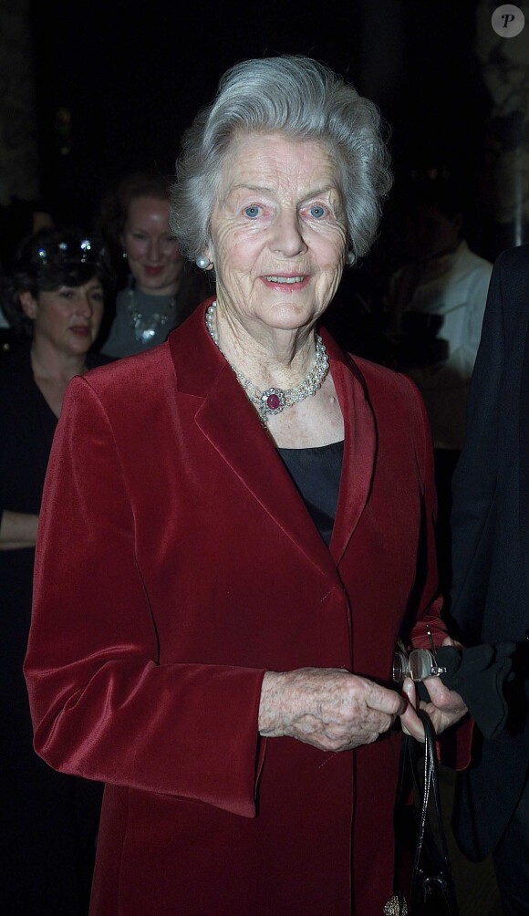 Deborah Cavendish (née Mitford), duchesse douairière du Devonshire, ici en mars 2002 à Londres, est décédée à 94 ans le 24 septembre 2014. Ses funérailles ont été célébrées le 2 octobre à Chatsworth. 