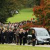 Le prince Charles et Camilla Parker Bowles en tête de cortège derrière la famille lors des funérailles de Deborah Cavendish, née Mitford, duchesse douairière du Devonshire, le 2 octobre 2014 à Chatsworth.