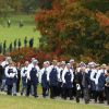 Des centaines d'employés de la défunte étaient en livrée, en hommage. Image des funérailles de Deborah Cavendish, née Mitford, duchesse douairière du Devonshire, le 2 octobre 2014 à Chatsworth.