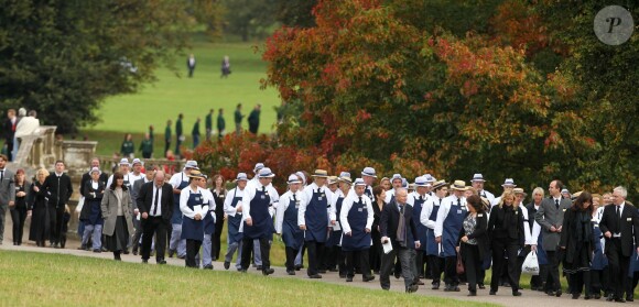 Des centaines d'employés de la défunte étaient en livrée, en hommage. Image des funérailles de Deborah Cavendish, née Mitford, duchesse douairière du Devonshire, le 2 octobre 2014 à Chatsworth.
