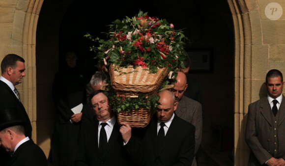 Le cercueil, orné de cynorrhodon et de feuilles de fraisier. Image des funérailles de Deborah Cavendish, née Mitford, duchesse douairière du Devonshire, le 2 octobre 2014 à Chatsworth.