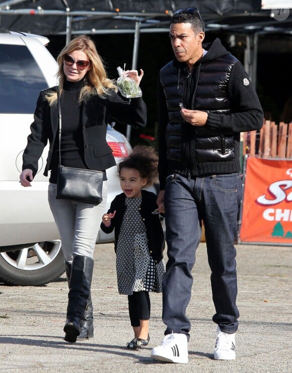 Ellen Pompeo, son mari Chris Ivery et leur fille Stella vont acheter un sapin de Noël à Burbank, le 8 décembre 2013.
