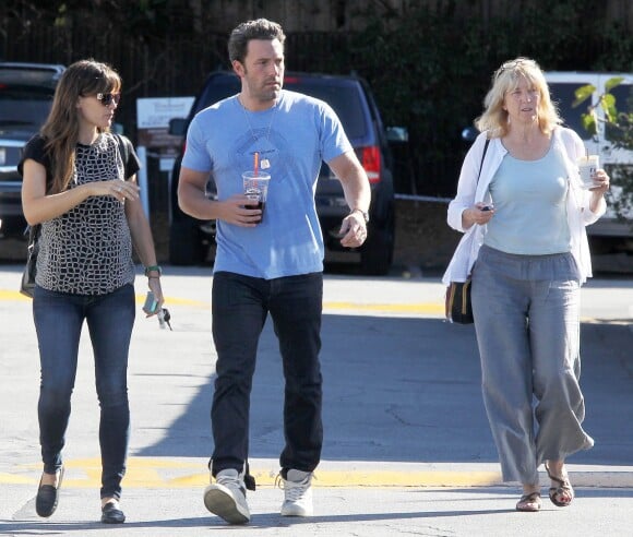 Ben Affleck emmène Jennifer Garner et sla mère de cette dernière prendre le petit déjeuner à Brentwood, le 3 octobre 2014.