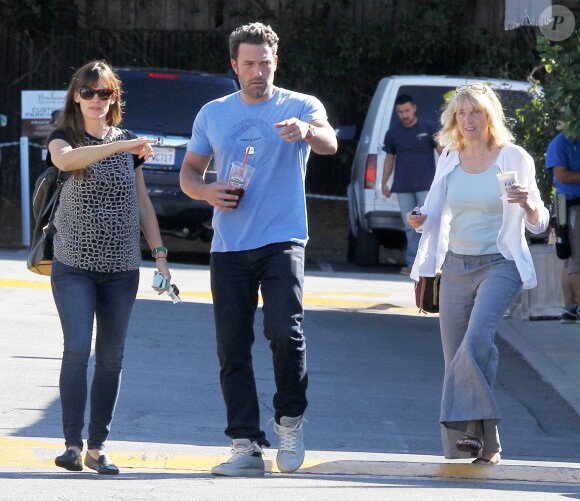 Ben Affleck emmène Jennifer Garner et la mère de cette dernière prendre le petit déjeuner à Brentwood, le 3 octobre 2014.