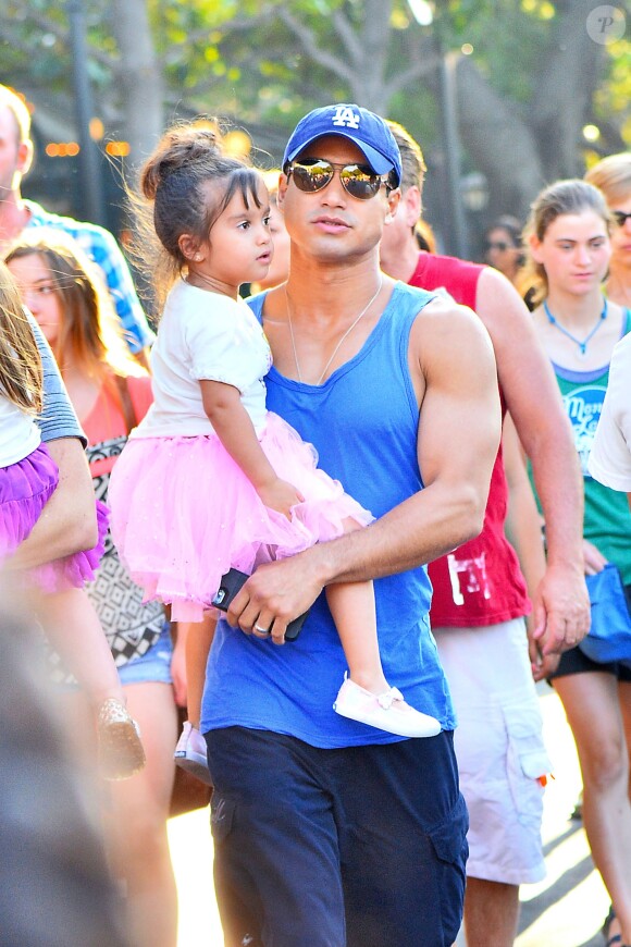 Exclusif - Mario Lopez avec sa femme Courtney et leurs enfants Gia et Dominic profitent d'une journée à Disneyland, Anaheim, le 8 août 2014. 