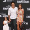 Mario Lopez, sa femme Courtney Mazza et leur fille Gia lors de la première du film "Planes 2 : Fire & Rescue" à Hollywood, le 15 juillet 2014. 
