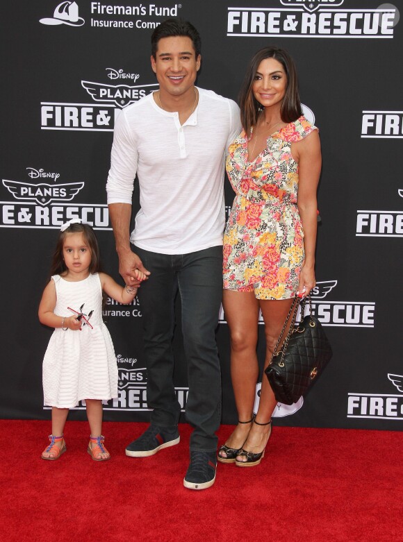 Mario Lopez, sa femme Courtney Mazza et leur fille Gia lors de la première du film "Planes 2 : Fire & Rescue" à Hollywood, le 15 juillet 2014. 