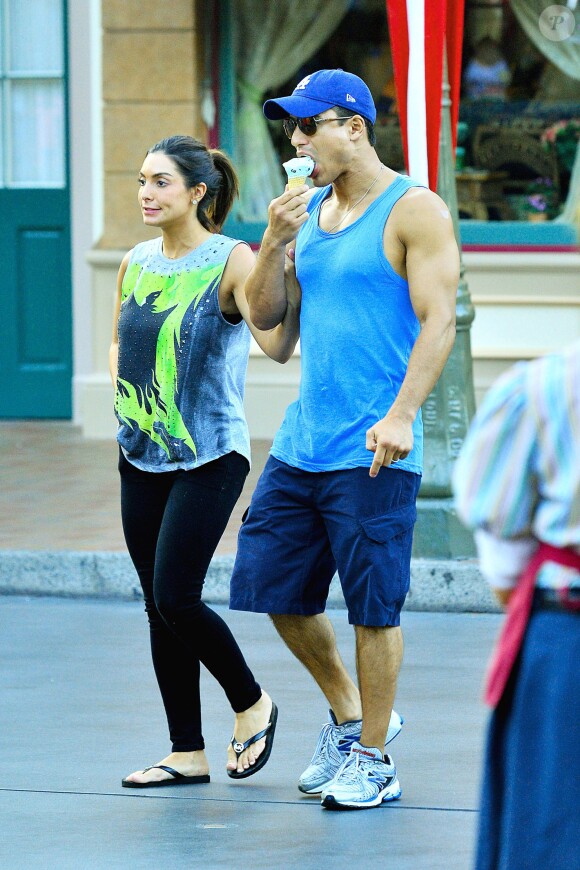 Exclusif - Mario Lopez avec sa femme Courtney et leurs enfants Gia et Dominic profitent d'une journée à Disneyland, Anaheim, le 8 août 2014. 