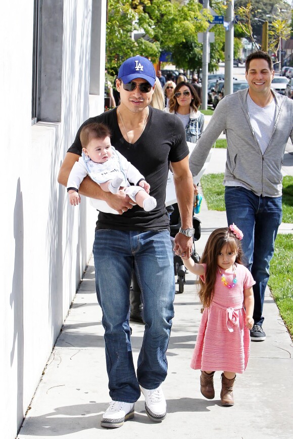 Mario Lopez se promène avec sa femme Courtney Mazza et leurs enfants Gia et Dominic à West Hollywood, le 23 mars 2014.