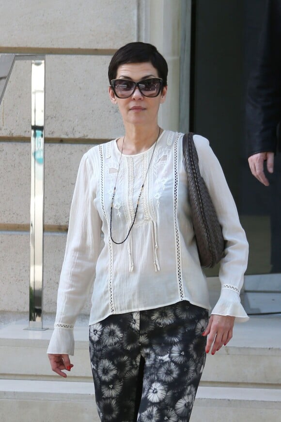 Cristina Cordula fait du shopping chez Yves Saint Laurent à Paris le 5 avril 2014.