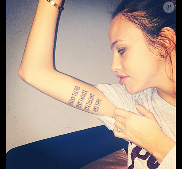 Vanessa Lawrens dévoile son nouveau tatouage placé à l'intérieur du bras. Celui-ci est composé de nombres romains. Octobre 2014.
