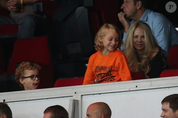 Helena Seger et ses enfants Maximillian et Vincent lors du match entre le PSG et Saint-Etienne au Parc des Princes à Paris le 31 aout 2014