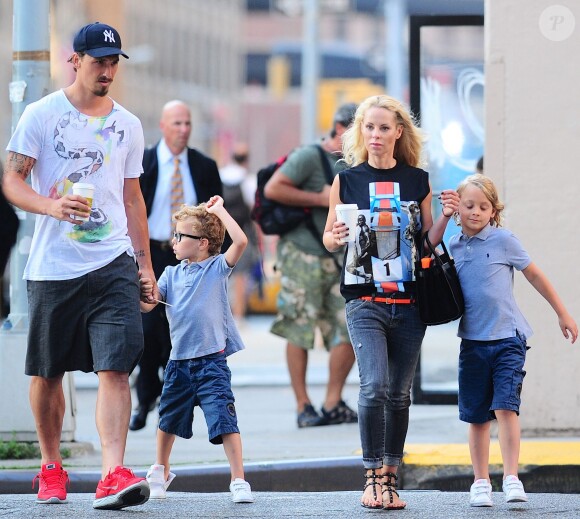 Zlatan Ibrahimovic, sa compagne Helena Seger et leurs fils Maximilian et Vincent dans les rues de New York, le 25 juin 2014
