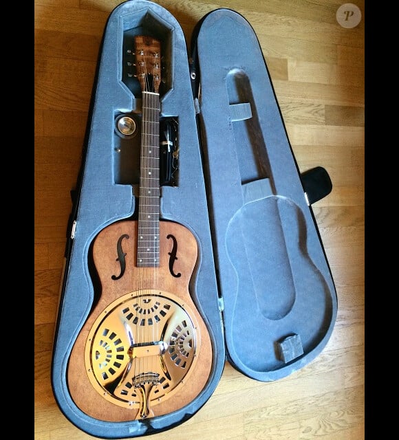 La guitare de Carla Bruni sera mise aux enchères au profit de la Fondation ARC par la maison PIASA, le 9 octobre 2014.