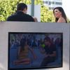 Eva Longoria a participé à l'émission Extra, présentée par son ami Mario Lopez, à Los Angeles, le 8 octobre 2014