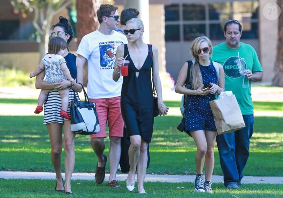 Jaime King, son mari Kyle Newman et leur fils James à Beverly Hills, le 5 octobre 2014.