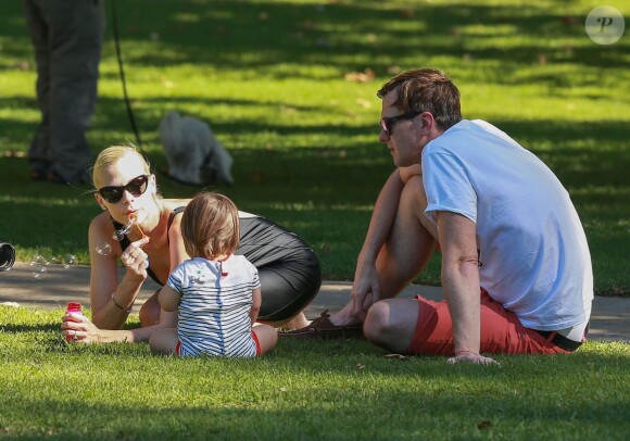 Jaime King, son mari Kyle Newman et leur fils James au Coldwater Canyon Park avec des amis à Beverly Hills, le 5 octobre 2014.