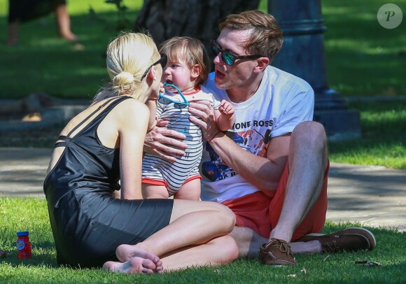 Jaime King, son mari Kyle Newman et leur fils James au Coldwater Canyon Park avec des amis à Beverly Hills, le 5 octobre 2014.