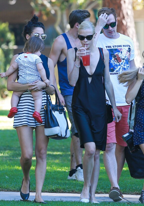 Jaime King, son mari Kyle Newman et leur fils James au Coldwater Canyon Park avec des amis à Beverly Hills, le 5 octobre 2014.