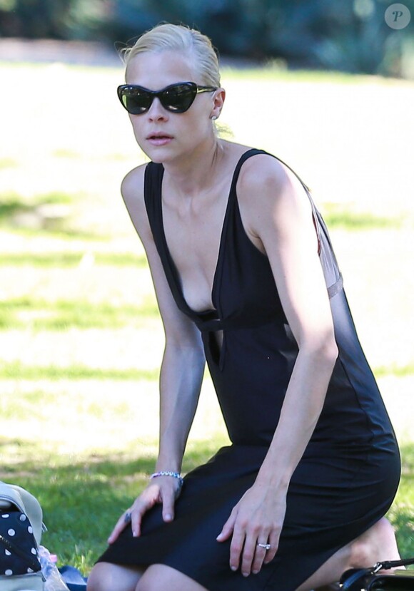 Jaime King, son mari Kyle Newman et leur fils James au Coldwater Canyon Park avec des amis à Beverly Hills, le 5 octobre 2014.
